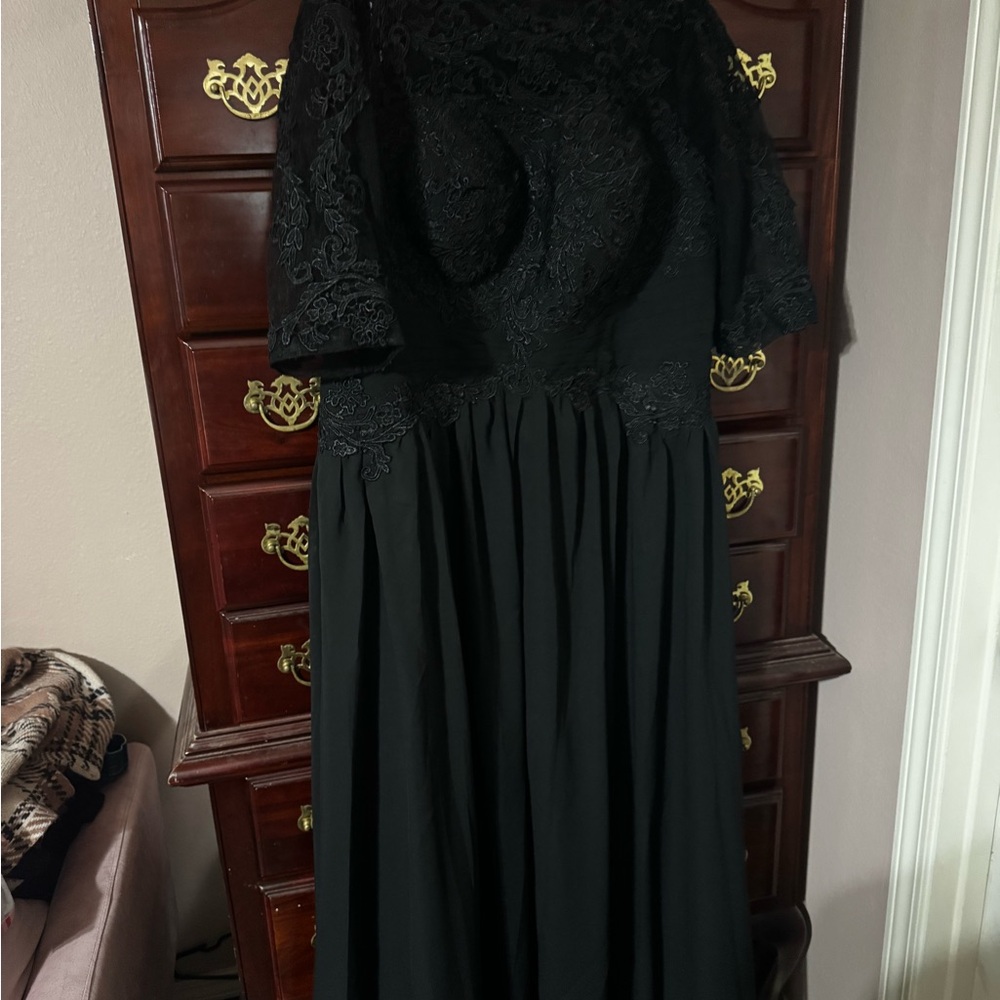 Elegant Black Lace Evening Dress